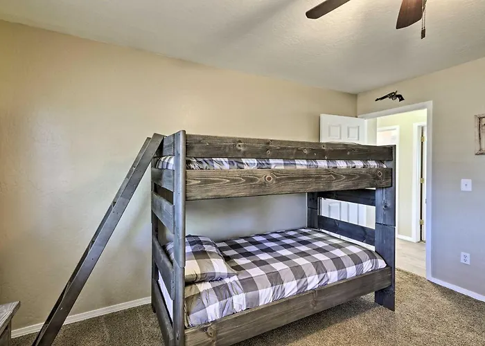 Holiday home Family In W/ Surrounding Mtn Views!