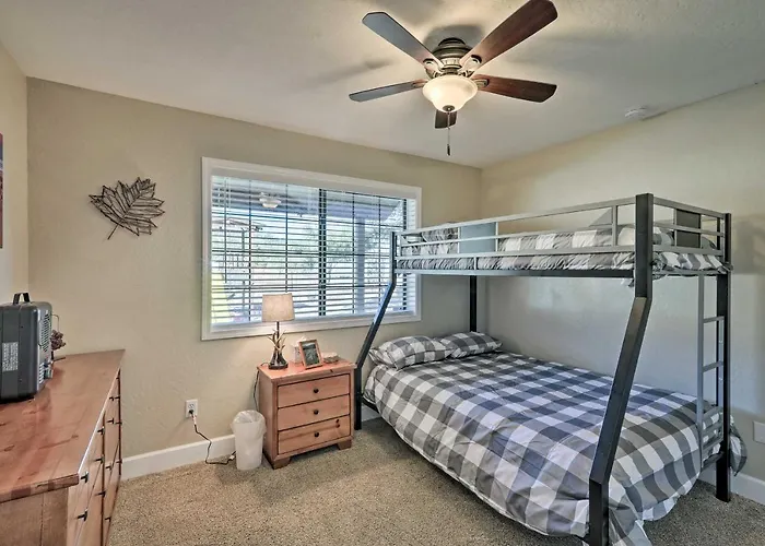 Holiday home Family In W/ Surrounding Mtn Views!
