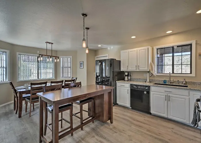 Family In W/ Surrounding Mtn Views! *