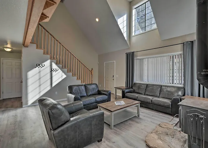 Family In W/ Surrounding Mtn Views! Holiday home